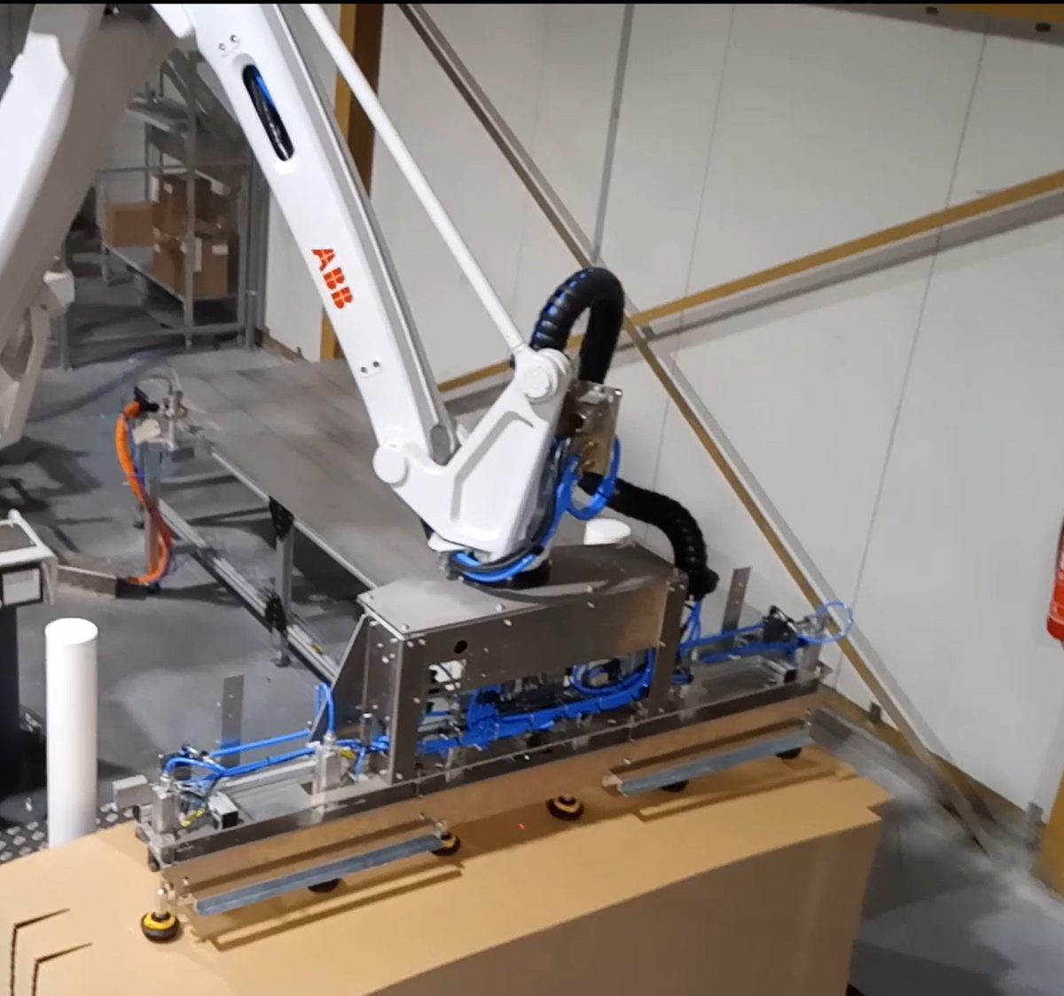 ABB-robot met vacuümgrijper die een doos opneemt