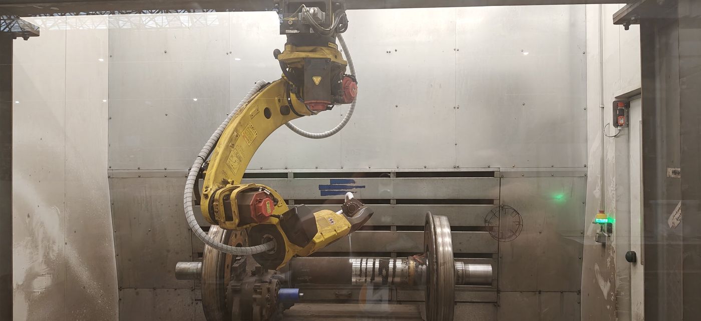 Robotcel voor het ijs- en zandstralen van treinwielstellen