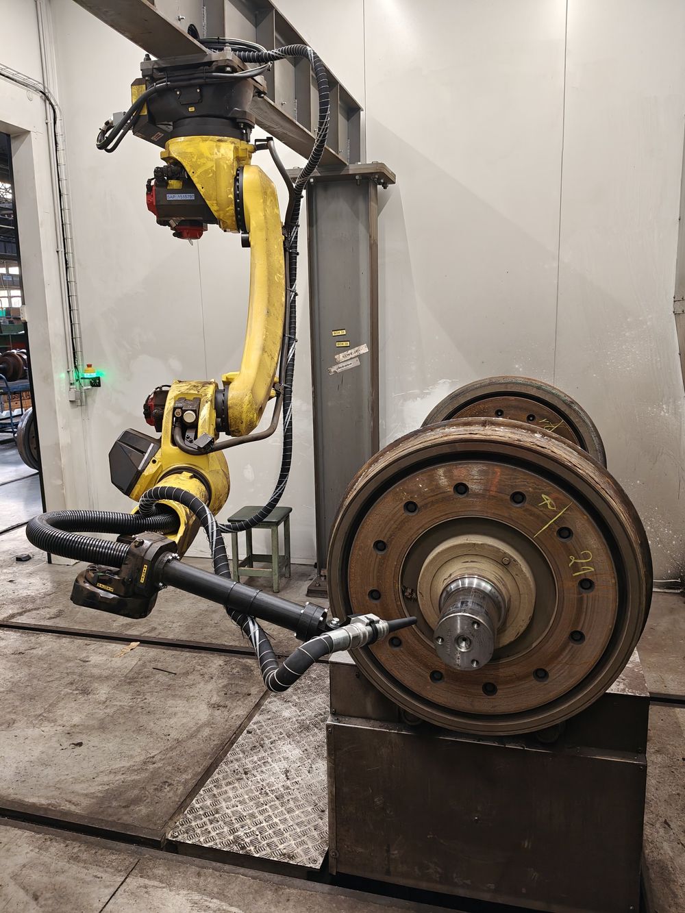 Fanuc-robot reinigt een treinwielstel