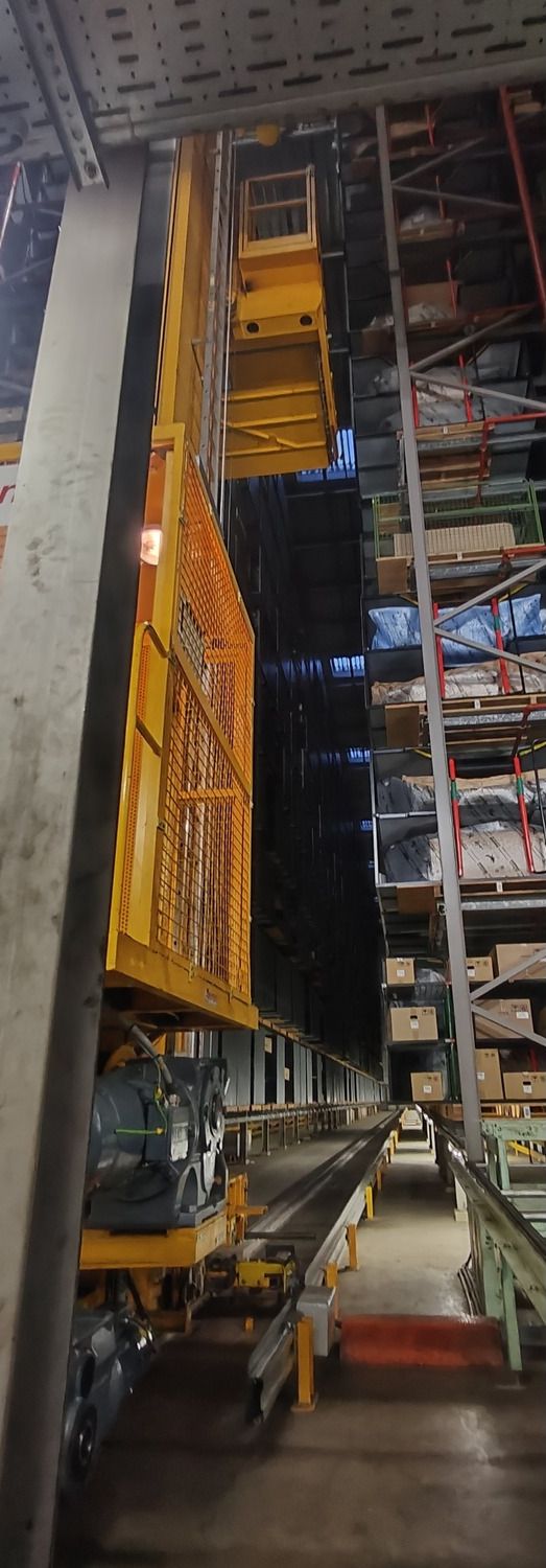 Magazijnkraan in een hoogbouwmagazijn